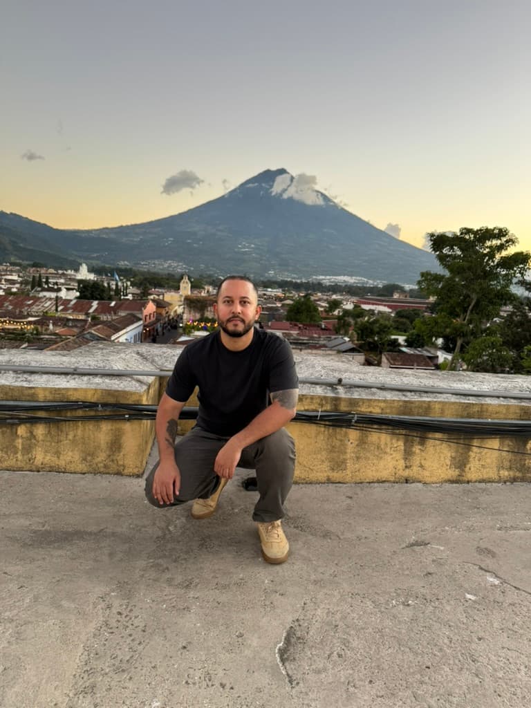 Retrato de Arlyn, fundador de Arlyn Technology, LLC